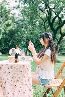 妈妈装睡配合孩子趴趴